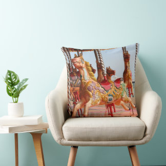 Coussin Cheval en bois sur le rond-point vintage de la Foi