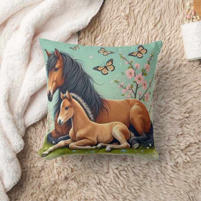 Coussin Cheval et poulain se reposent dans un cadre de pri (Couverture)