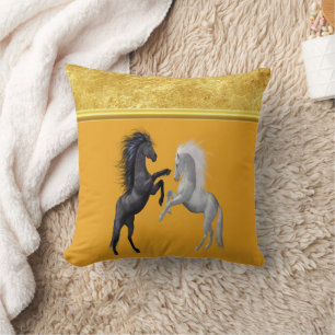 Coussin Cheval noir et blanc qui combat l'orange