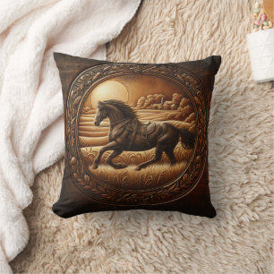 Coussin Cheval Noir traversant les champs au coucher du so