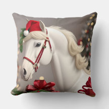 Cheval portant un chapeau festif de Père Noël