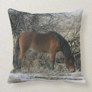 Coussin Cheval sauvage de mustang dans la neige 1