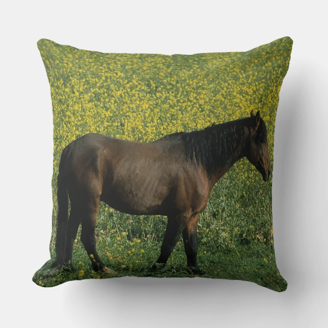 Coussin Cheval sauvage de mustang se tenant en fleurs (Recto)