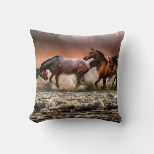 Coussin Chevaux courir dans le Surf océanique au coucher d