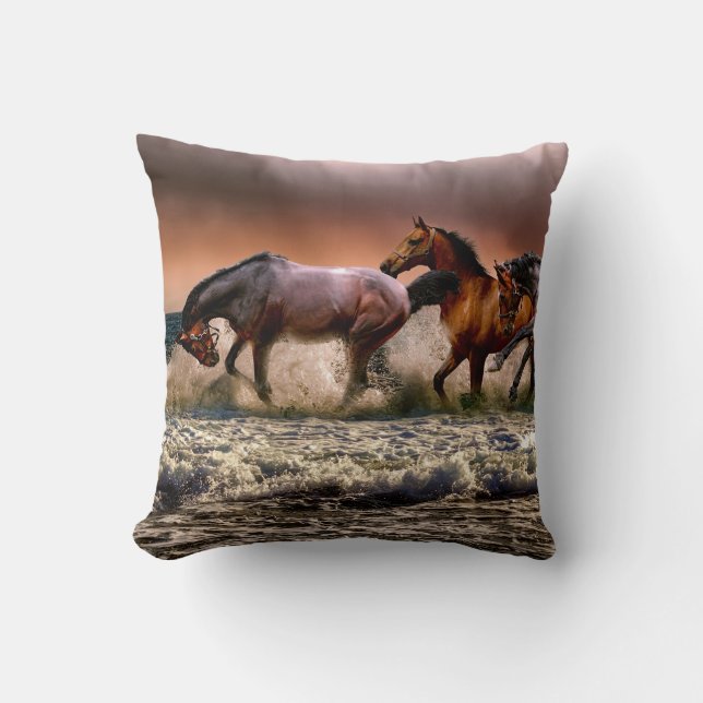 Coussin Chevaux courir dans le Surf océanique au coucher d (Recto)
