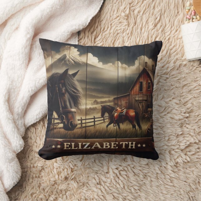 Coussin Chevaux dans une grange rustique sous les nuages d (Couverture)