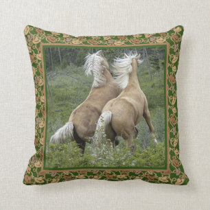 Coussin Chevaux de palomino dans le domaine