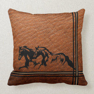 Coussin Chevaux noirs sur un riche Brown Faux Cuir sur un