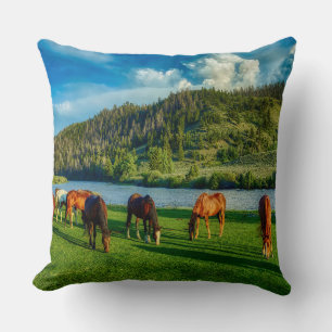 Coussin Chevaux Pâturant Près D'Une Rivière Et D'Une Monta