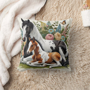 Coussin Chevaux reposant parmi les fleurs et la verdure vi