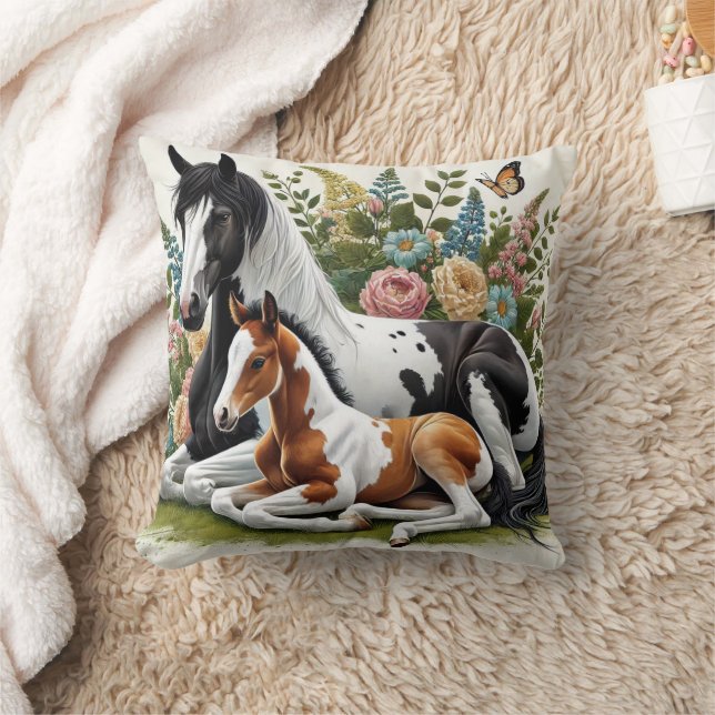 Coussin Chevaux reposant parmi les fleurs et la verdure vi (Couverture)