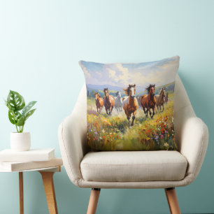 Coussin Chevaux sauvages courant dans une prairie de fleur