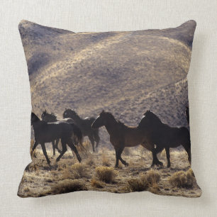 Coussin Chevaux sauvages de mustang dans le désert 1