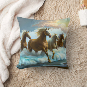 Coussin Chevaux sauvages qui courent dans le Surf océaniqu