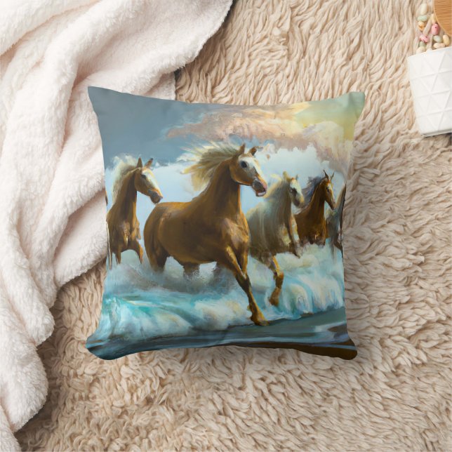 Coussin Chevaux sauvages qui courent dans le Surf océaniqu (Couverture)