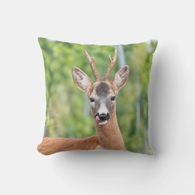 Coussin Chevreuil joueur dans une forêt verte (Recto)