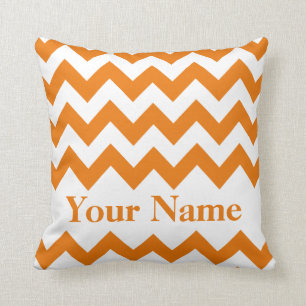 Coussin Chevron audacieux orange avec le monogramme
