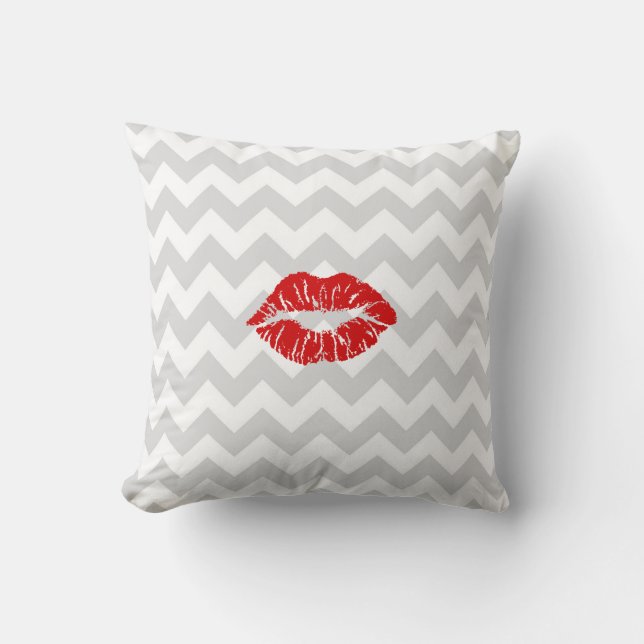 Coussin Chevron Gris Blanc, Baiser au Rouge à Lèvres Rouge (Recto)
