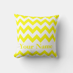 Coussin Chevron jaune gras avec monogramme
