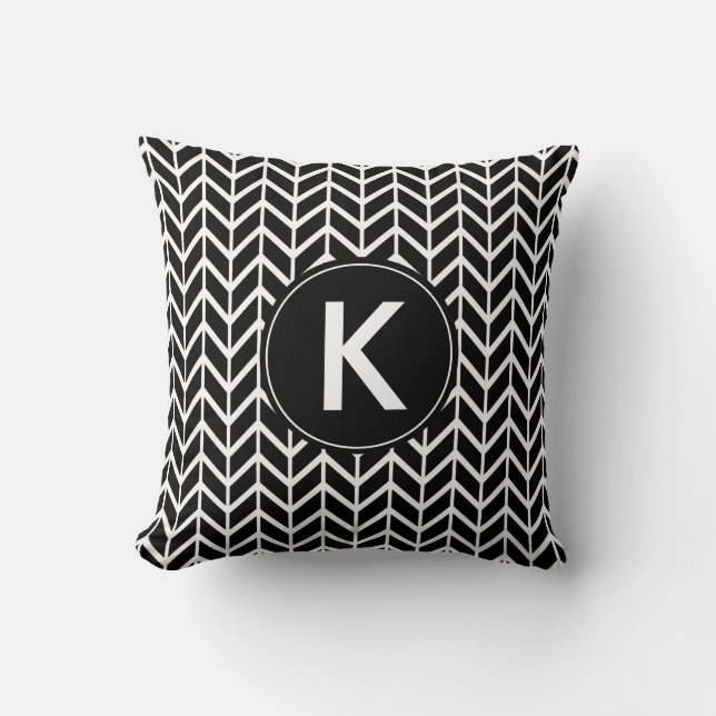 Coussin Chevron noir et blanc avec monogramme personnalisé (Recto)