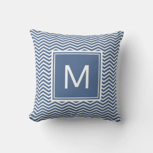 Coussin Chevrons bleu Riverside et Monogramme modernes
