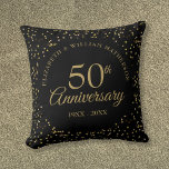 Coussin Chic 50e anniversaire Mariage Poussière d'or noir<br><div class="desc">Le cinquantième anniversaire chic et moderne du mariage projette un oreiller avec de délicats confettis en or sur un arrière - plan noir. Personnalisez avec votre couple spécial le cinquantième anniversaire d'or détails dans élégante typographie or en créant un beau cadeau de gardien au trésor! Conçu par Thisisnotme©</div>