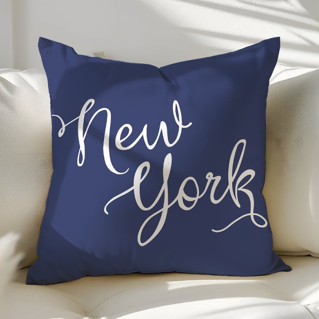 Coussin Chic Bleu Marine et Blanc Typographie New-Yorkais (Créateur téléchargé)