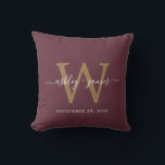 Coussin Chic or Monogramme Bourgogne Mariage Date Keepsaké<br><div class="desc">Un mariage élégant monogrammé garde le coussin avec vos noms et date de mariage en blanc écriture chic calligraphie et or monogramme dans la typographie moderne sur un arrière - plan bordeaux. Ajoutez simplement vos noms, monogramme et date mariage. Grand cadeau pour un couple marié. Conçu exclusivement pour vous par...</div>