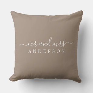 Coussin Chic Script Mr Mme Taupe Monogramme nouvellement m
