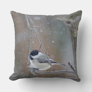 Coussin Chickadee noir en neige