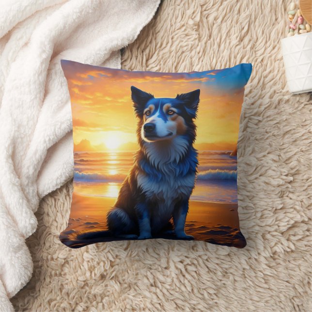 Coussin Chien assis sur Ocean Beach au coucher du soleil (Couverture)