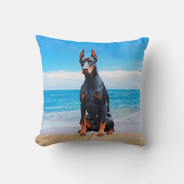 Coussin Chien Doberman Assis Sur La Plage (Recto)