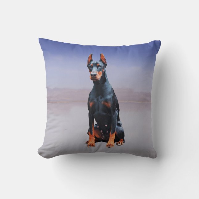 Coussin Chien Doberman Assis Sur La Plage (Recto)
