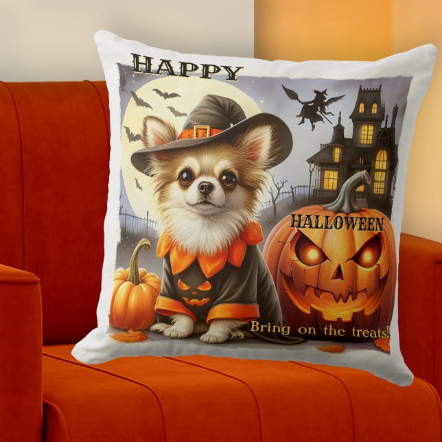 Coussin Chien drôle avec friandises d'Halloween citrouille (Colorful artistic pillow featuring a funny dog dressed up for Halloween, surrounded by pumpkins)