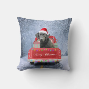 Coussin Chien noir du Labrador en neige assis à Noël