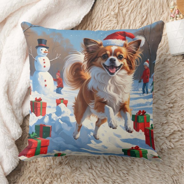 Coussin Chien Papillon courant dans la neige avec un chape (Couverture)