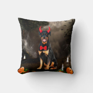 Coussin Chien Rottweiler en costume d'Halloween
