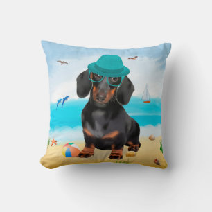 Coussin chien teckel sur la plage