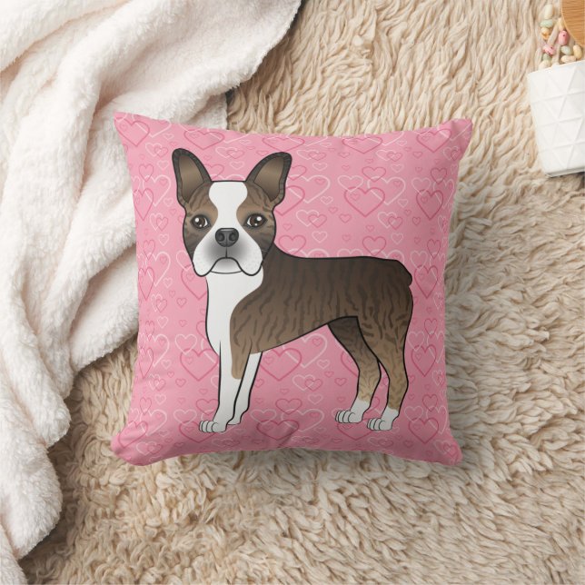 Coussin Chien Terrier de Boston Bringé sur des cœurs roses (Couverture)