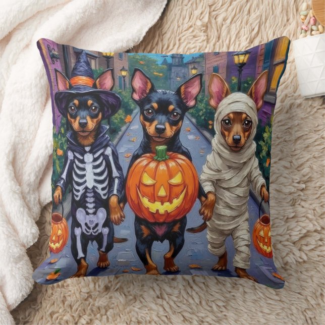 Coussin Chiens Affenpinscher faisant Trick-or-Treating pou (Couverture)
