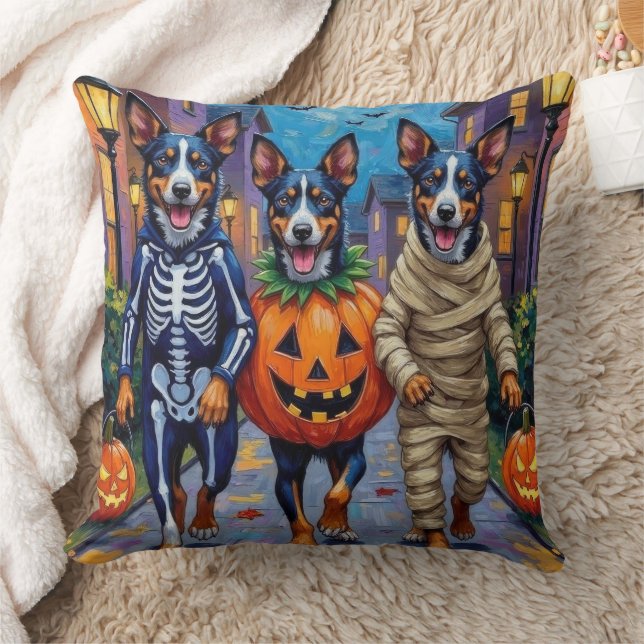 Coussin Chiens Blue Heeler faisant Trick-or-Treating en te (Couverture)