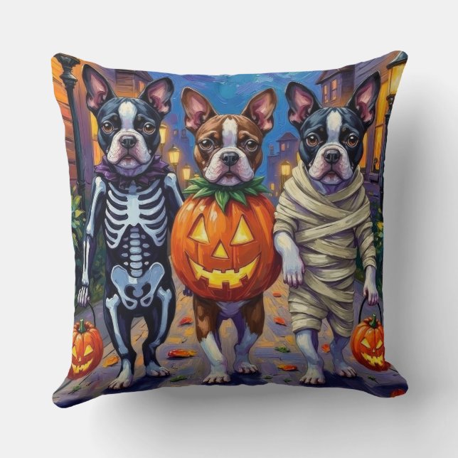 Coussin Chiens Boston Terrier faisant Trick-or-Treating po (Verso)