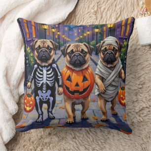 Coussin Chiens Carlin faisant un tour ou un traitement dan