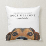 Coussin Chiens d'accueil Personnes Tolérées Famille<br><div class="desc">Un oreiller mignon à lancer pour les amoureux de les chiens avec un gros plan du visage d'un mignon chiot et le message : Chiens de bienvenue - les gens tolérés imprimés en encre gris charbon. Ajoutez le nom de votre famille en haut. Cette famille de chiens lance l'oreiller dispose...</div>