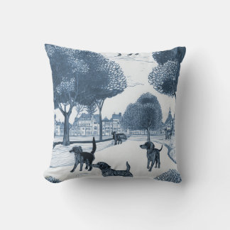Coussin Chiens gris marchant sous les arbres