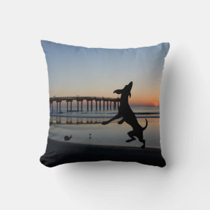Coussin Chiens heureux dansant sur la scène de la plage