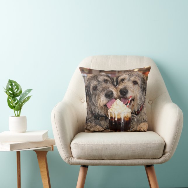 Coussin Chiens Irish Wolfhound appréciant un float à la bi (Chaise)