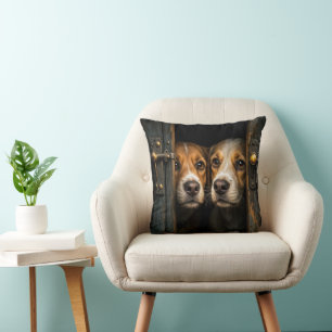 Coussin Chiens Qui Picolent À Partir D'Une Vieille Porte