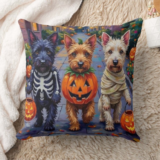 Coussin Chiens Terrier Écossais en costumes d'Halloween (Couverture)
