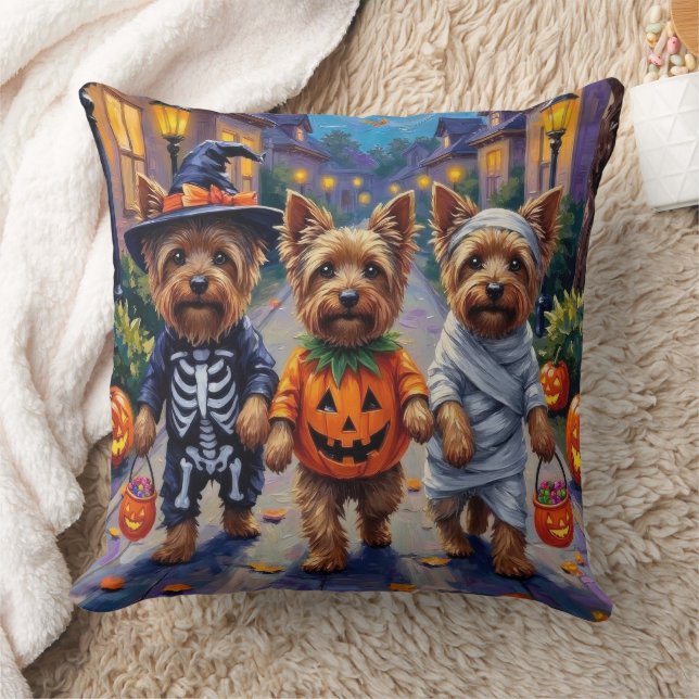 Coussin Chiens Yorkshire Terrier en costumes d'Halloween (Couverture)